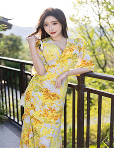 《美女脱掉衣服》